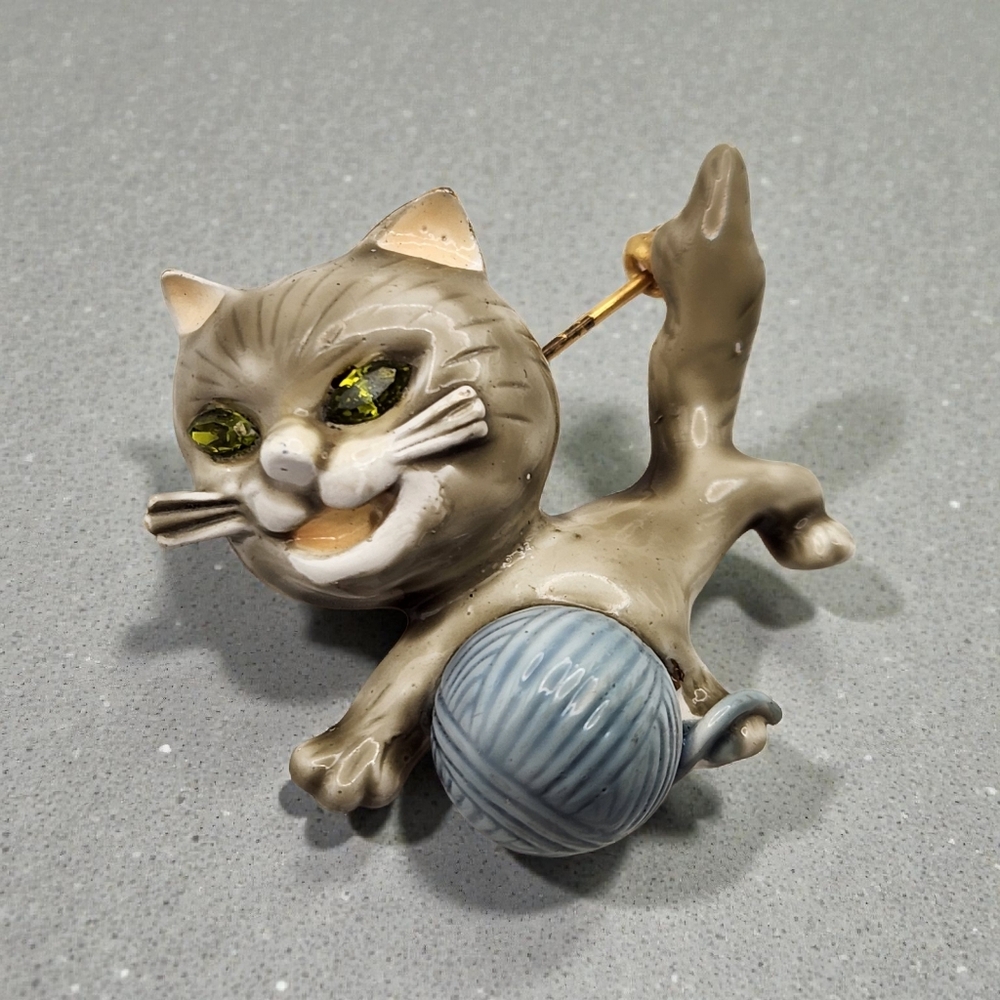 CFW (HAR) Gray & Blue Enamel Cat w/ Yarn Brooch